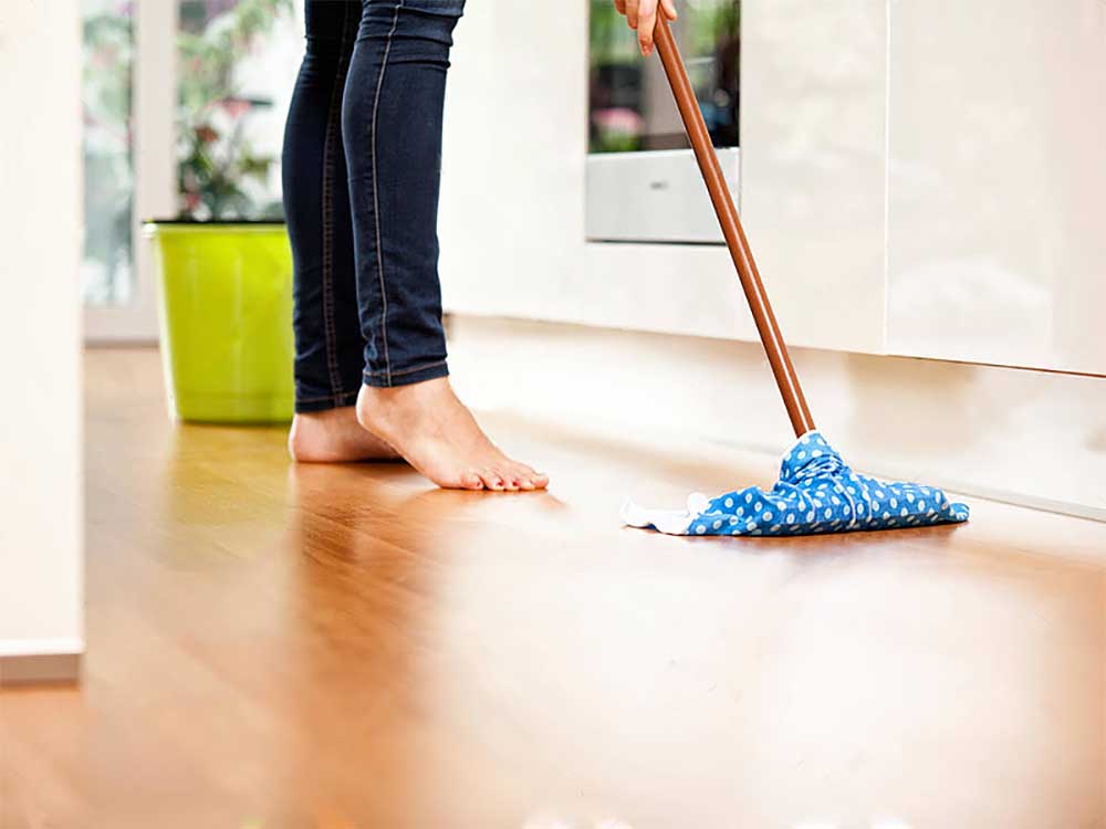 Pulire e curare i pavimenti in vinile.I pavimenti in vinile sono costituiti da strati di pvc e sono una scelta molto gettonata..